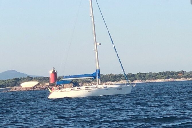 2-hour sunset tour by sailboat with aperitif. - Small-group feel: up to 10 people and the Lidia and Sergio touch