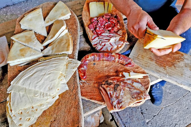 4x4 tour of Orgosolo: Murals and typical lunch at the shepherd's - 4x4 Land Rovers and the Orosei-to-Orgosolo start