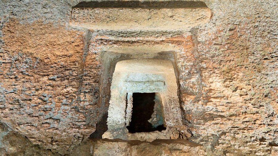 Alghero: Anghelu Ruju Necropolis with Audio Guides - Finding your way among the domus de janas tombs