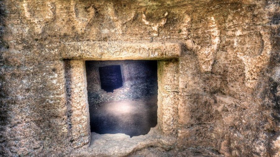 Alghero: Anghelu Ruju Necropolis with Audio Guides - Burial beliefs and nature: why this cemetery feels different