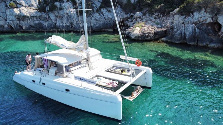 Alghero: Full day on a catamaran in Porto Conte Natural Park - Cala Dragunara: lunch in a sheltered cove setting