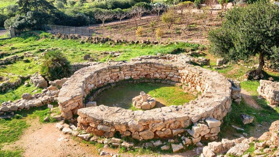 Alghero: Palmavera Nuraghe Tour with Aperitif - Wandering the hut village: meeting hut and dozens of structures