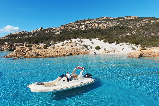 Boat rental with skipper in the La Maddalena Archipelago - Boat comfort and inclusions: what you get for the price