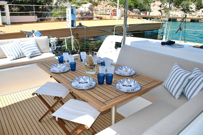 By Catamaran to the La Maddalena Archipelago from Poltu Quatu - Where you meet and what the small-group setup changes