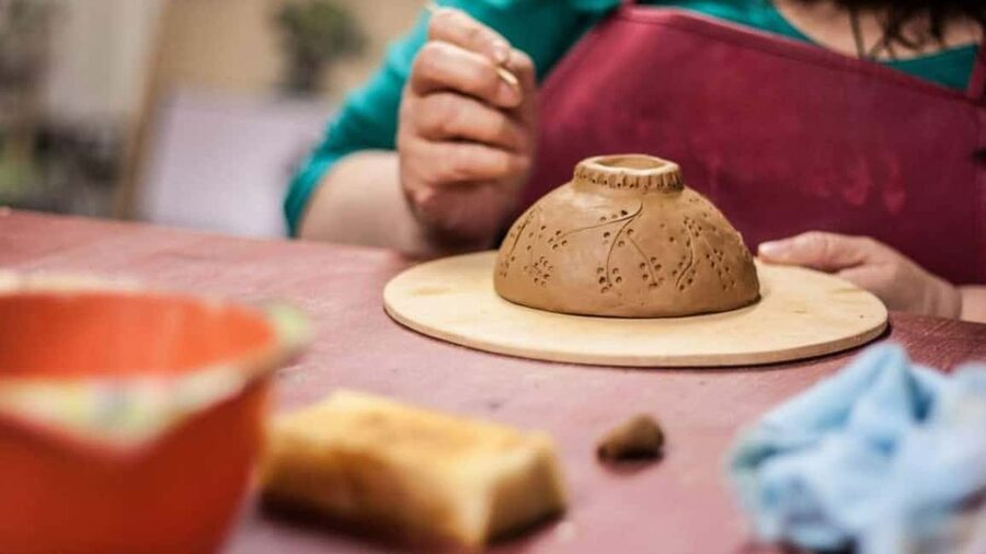 Cagliari: Ceramics Workshop - The herbal tea and Sardinian sweets break: more than a pause