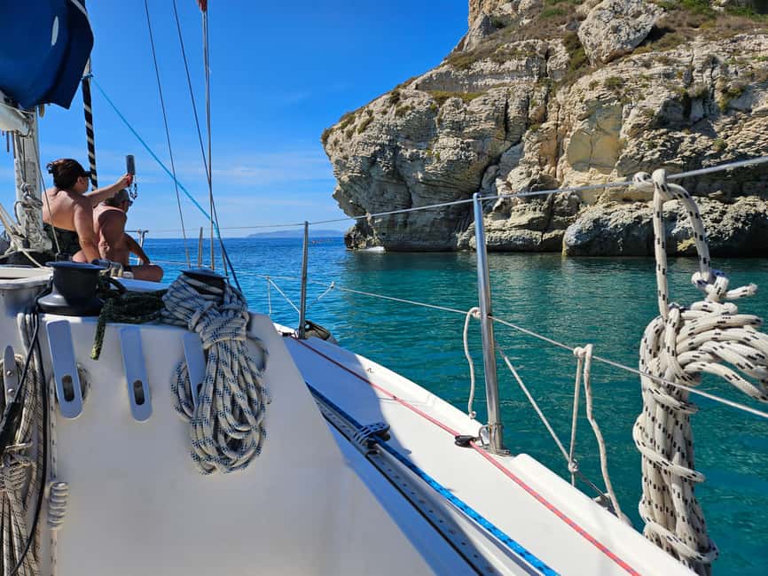 Cagliari: Devil's Saddle Sailboat Tour, Snorkeling and Drink - What comfort looks like on a 9-meter sailboat