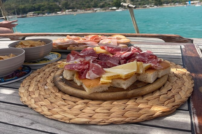 Cagliari Gulf Boat tour : 5 stops, snorkeling & local aperitif - Cala Fighera: a sea-only inlet with cave time