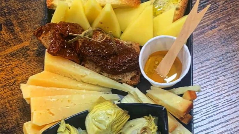 Cagliari: Private artisan beer and cheese tasting - Enoteca & Bottega Binushop: how your guide sets the stage