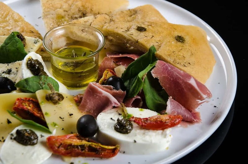 Cagliari: private tasting of fine extra virgin olive oil - Wheelchair accessible in a store lounge setting