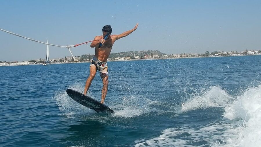 Cagliari: Wakeboarding in the Angel's gulf! - The buddy setup: wakeboarding and tubing in one plan