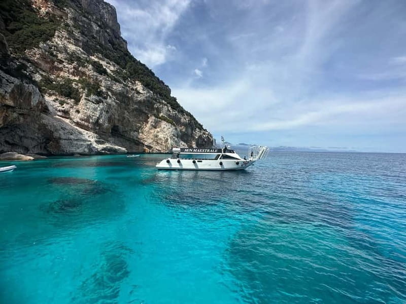Cala Gonone: Gulf of Orosei Cruise with Beach Stops - On board experience: bar, aperitif, audio guide, and crowding