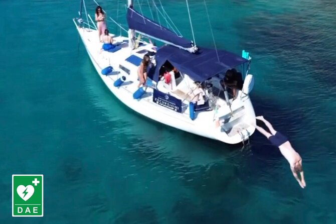 Catamaran tour stops bathing and snorkeling toast with prosecco - A short sail that feels like a coastal day off