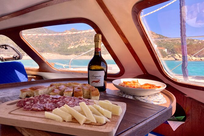 Daily cruise on a sailing catamaran on the La Maddalena archipelago - Food and drinks onboard: Sardinian comfort, not just a token lunch