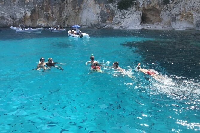 From Cala Gonone: Dinghy trip in the Gulf of Orosei - Stop 3: Piscine di Venere for the pool-like turquoise effect
