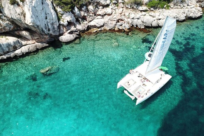 Full day Catamaran cruise in Porto Conte Natural Park - Stop 2: Cala Dragunara (Dragunara Cove)—emerald clarity and maquis surroundings