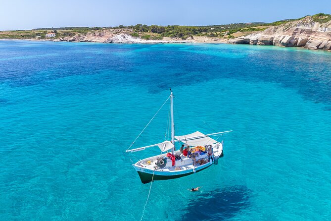 Guided day by boat in Carloforte with snorkelling and aperitif - Le Spine, lunch, then back to sailing: how the pacing stays friendly