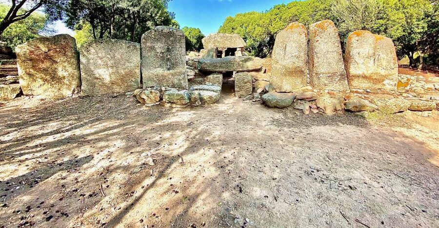 Journey Through Time - Discover Sardinia's Ancient Treasures - Monumento ai caduti and the Lungomare: a quick warm-up with views