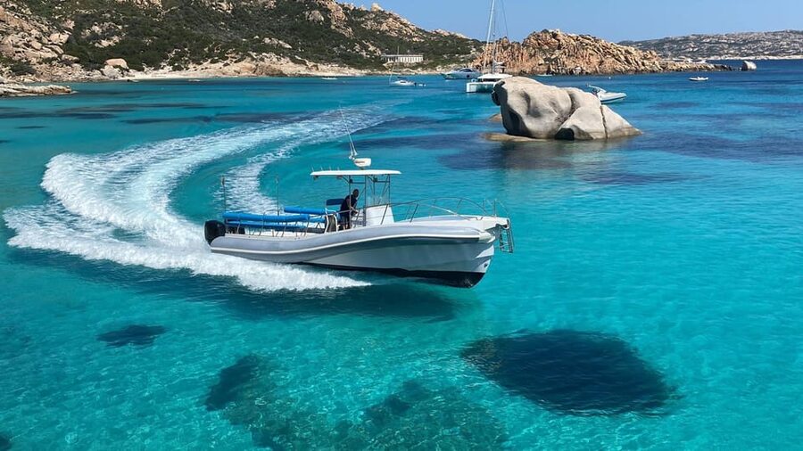 Maddalena archipelago - Rubber dinghy energy: why this style of tour makes sense here