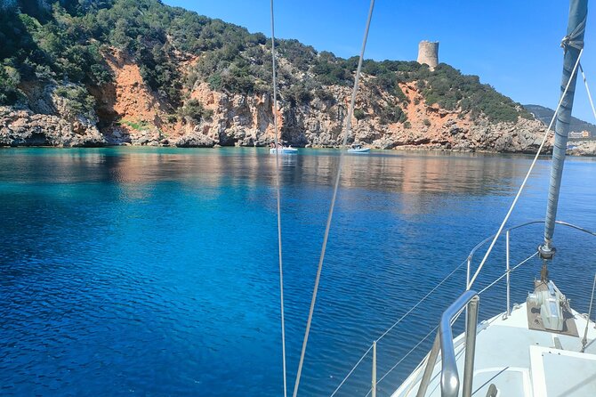 One day excursion on a sailing boat in the Gulf of Alghero - Torre del Bollo to Cala Dragunara: the long swim stop that makes the day