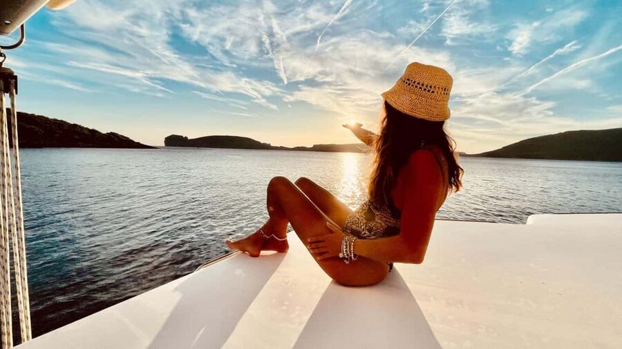 Porto Conte: Sunset catamaran excursion with aperitif - Sunset in Porto Conte: a calm 3-hour plan with real scenery