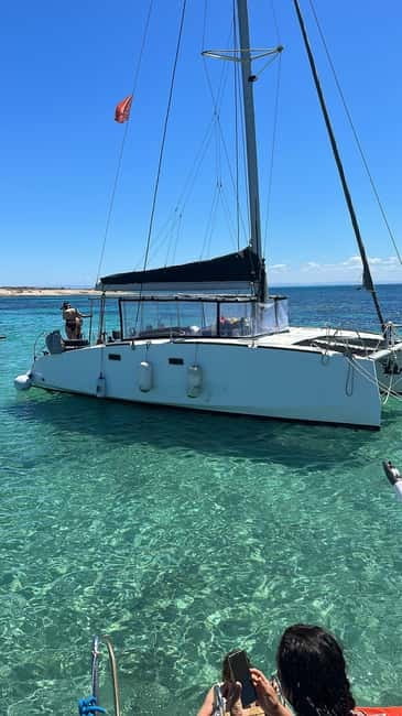 Stintino: full day tour catamaran Asinara Island - The 2:00 PM seafood lunch: the part that makes the price feel fair