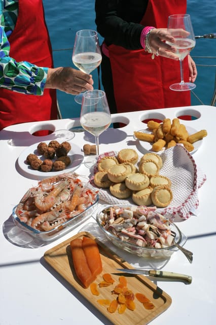 TAVOLARA TOUR WITH 15 METERS VINTAGE SAILBOAT WITH APERITIF - Comfort, gear, and that SPF rule that surprises people
