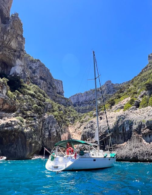 Tour in barca a vela in partenza da Arbatax - Sailing Out of Arbatax on Odyssee II